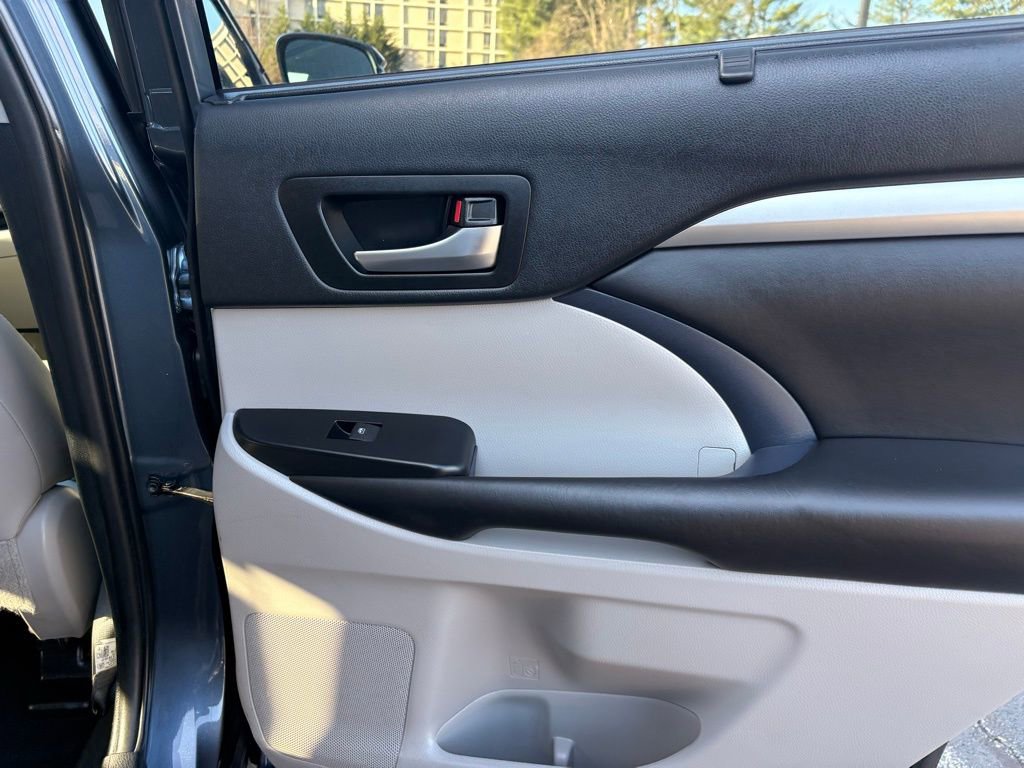 Used 2019 Toyota Highlander XLE image 18