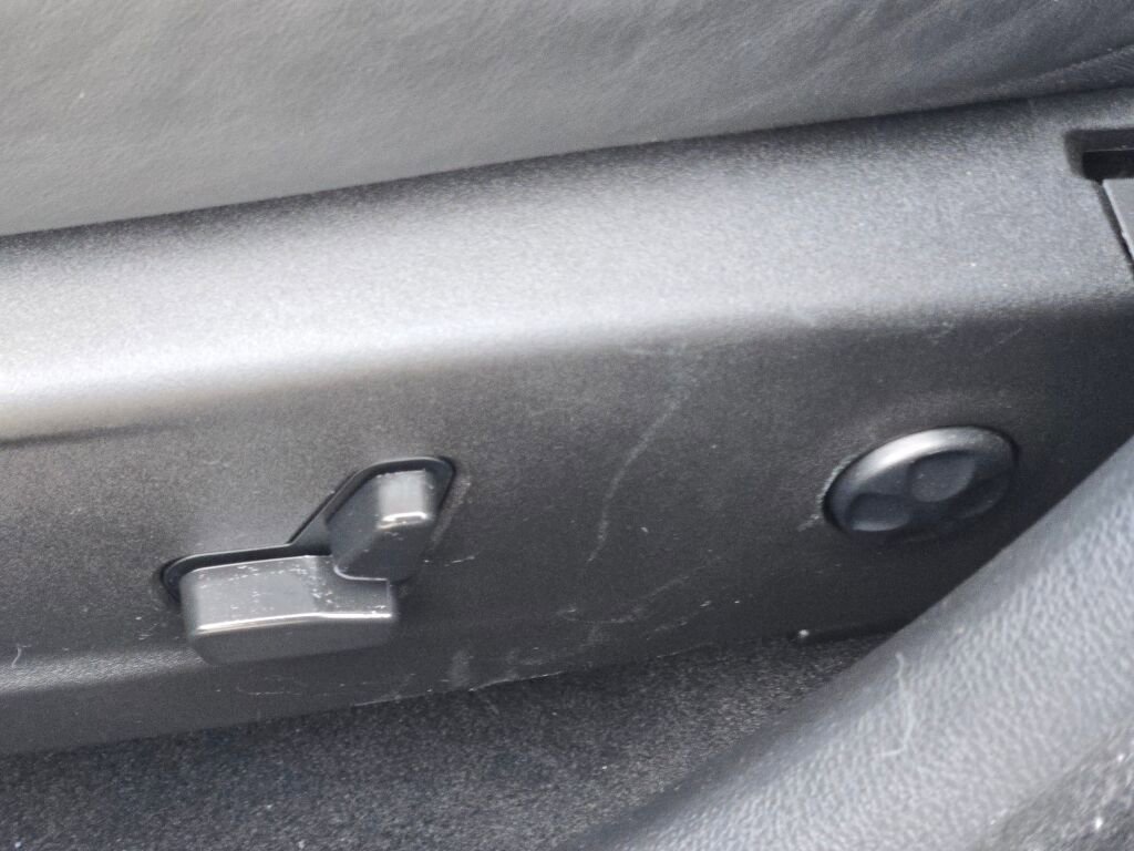 Used 2023 Chrysler 300 C image 22