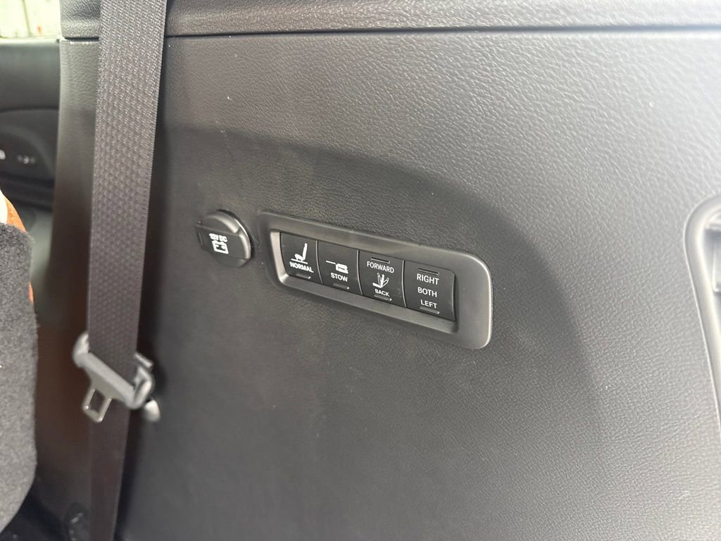 New 2026 Chrysler Pacifica Pinnacle image 32