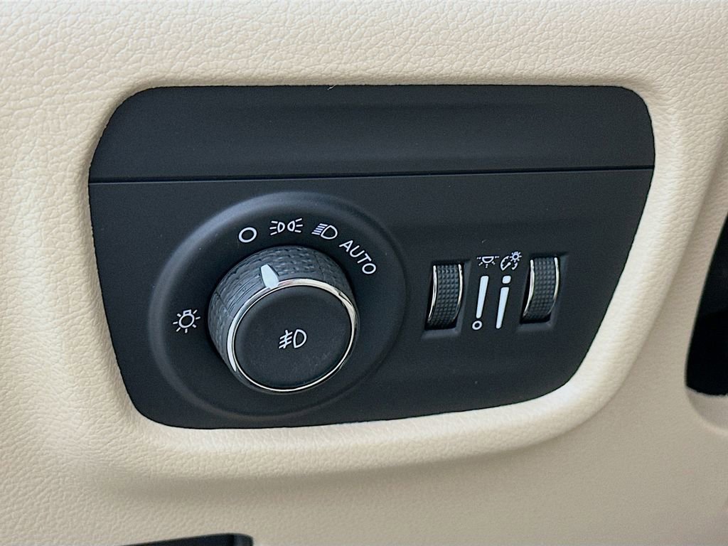 Certified 2025 Jeep Grand Cherokee Limited image 17