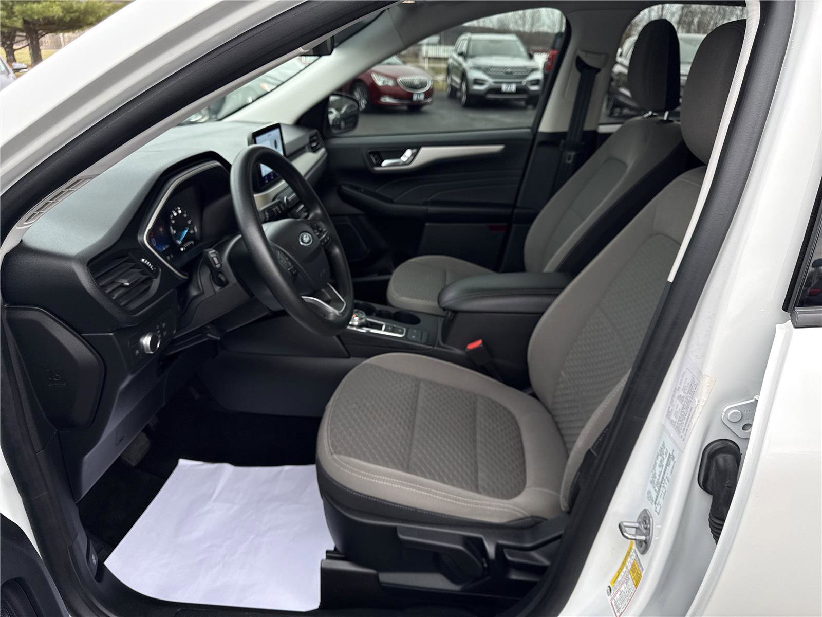 Used 2021 Ford Escape SE image 9