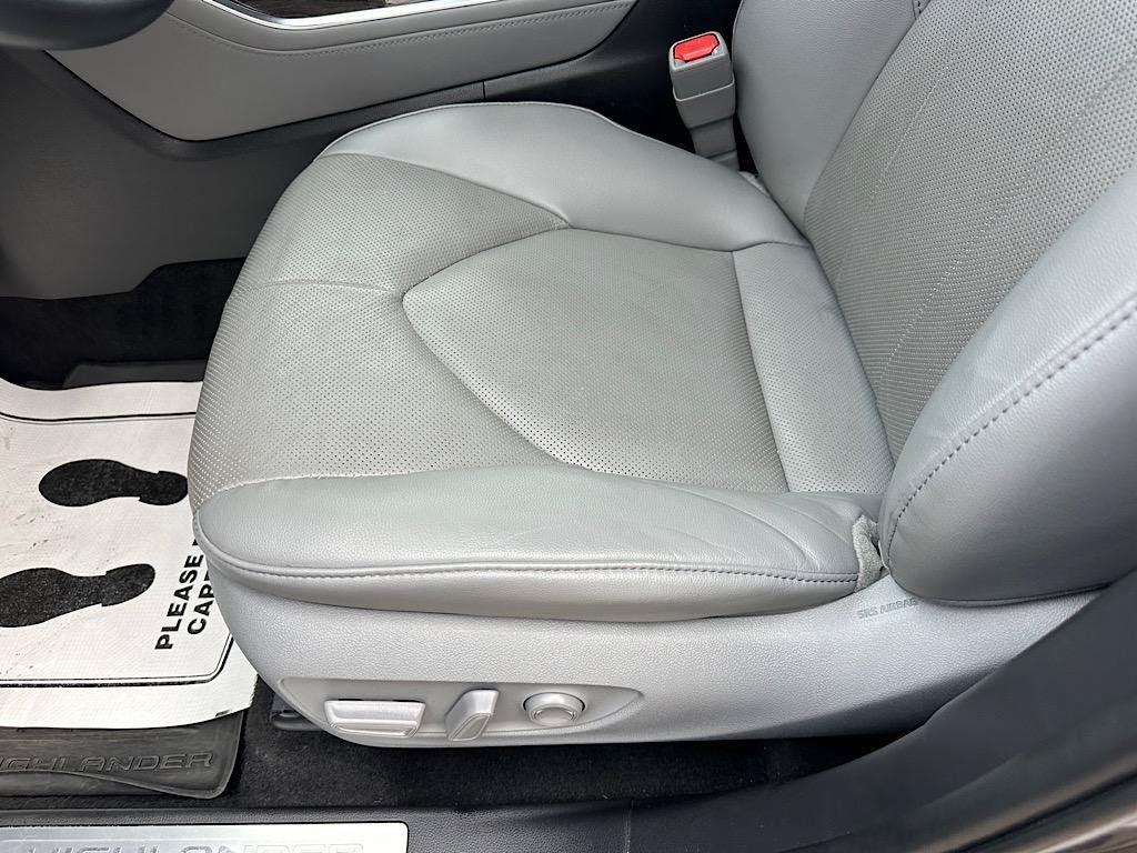 Certified 2023 Toyota Highlander Limited FWD image 14