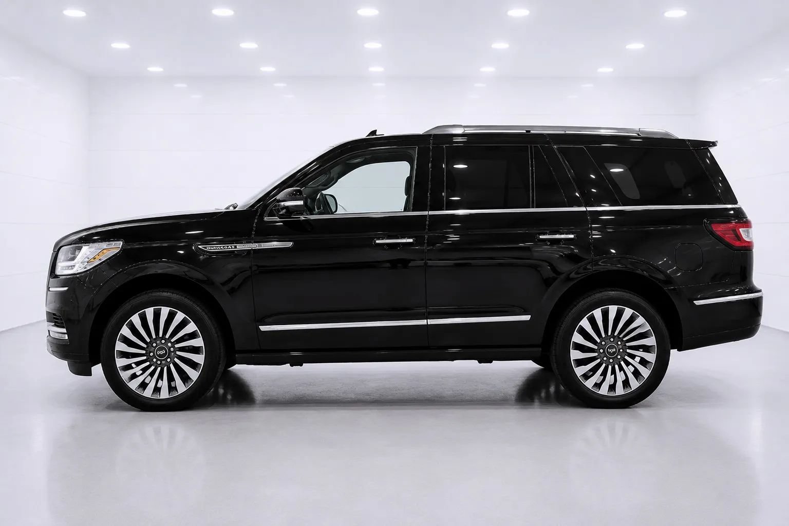 Used 2019 Lincoln Navigator Reserve AWD/4WD image 2