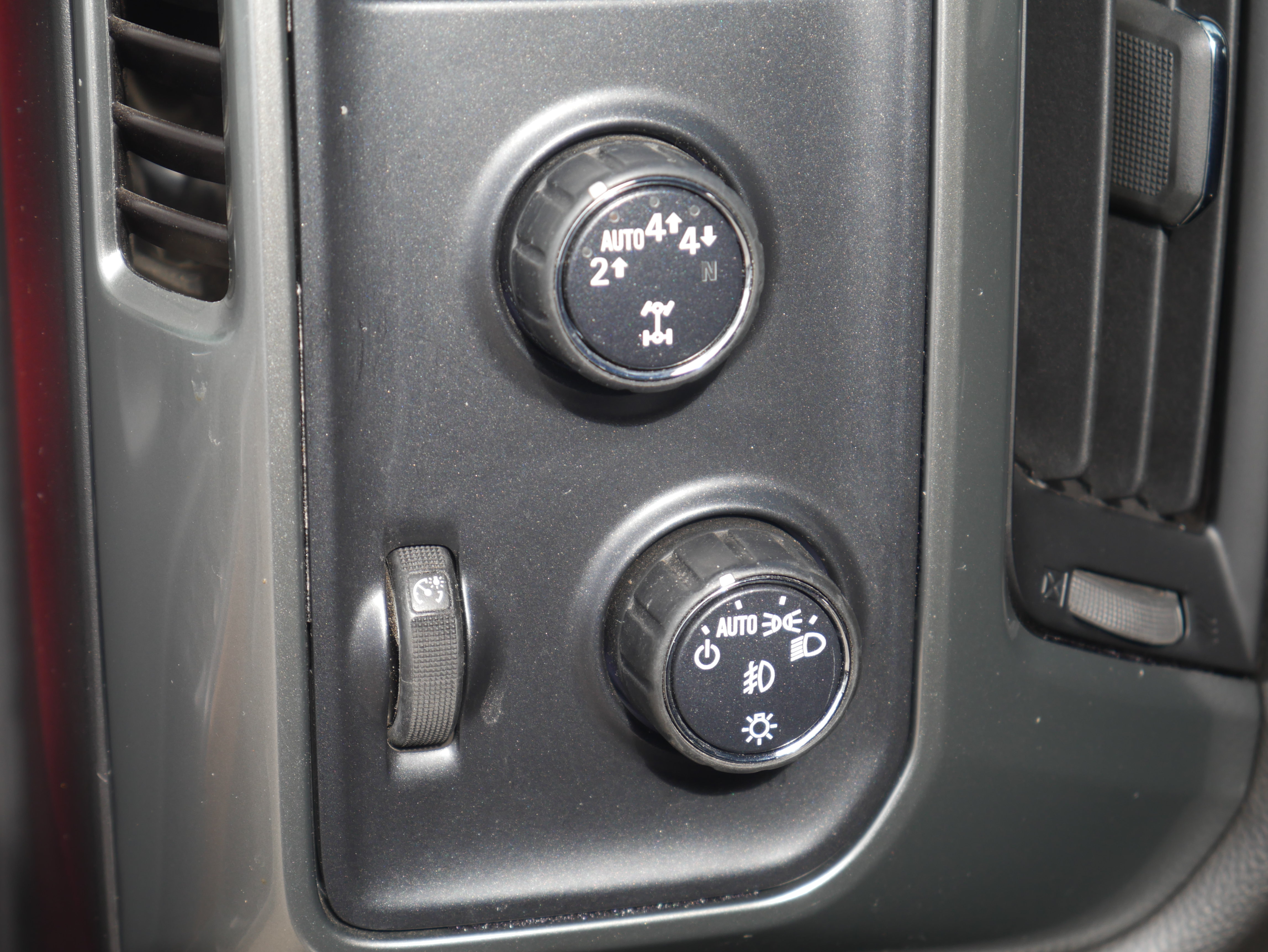 Used 2018 Chevrolet Silverado 1500 LTZ AWD/4WD image 5