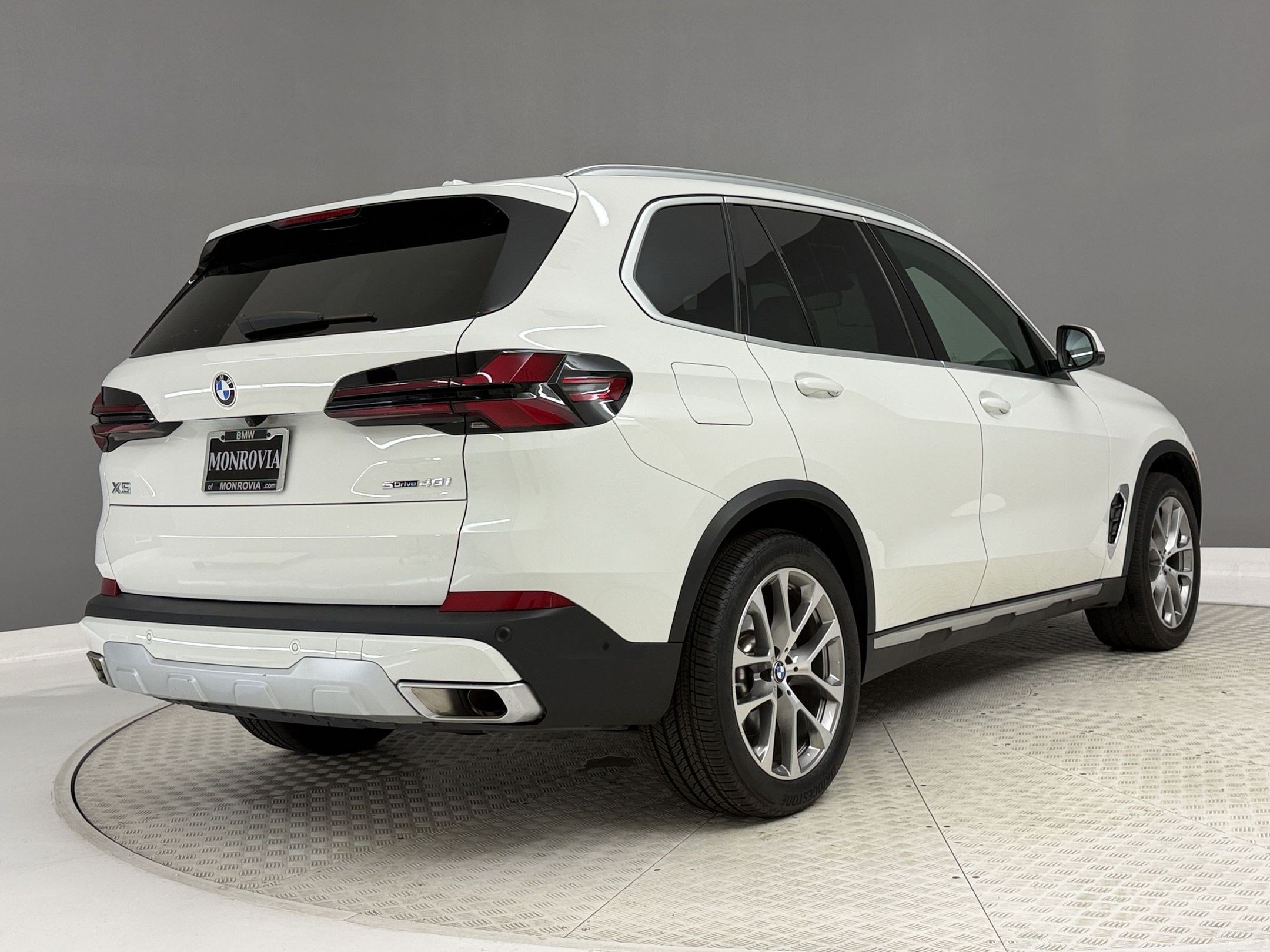 Used 2024 BMW X5 sDrive40i w/ Parking Assistance Package RWD image 9