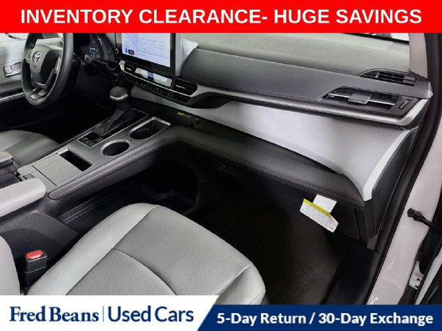 Used 2025 Toyota Sienna XLE FWD image 37