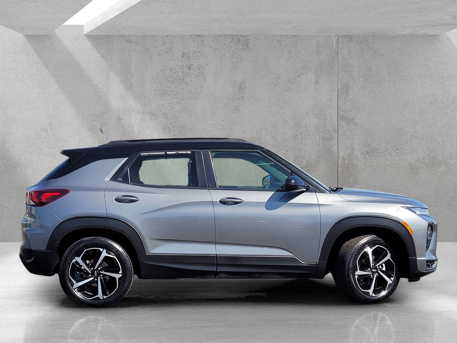 Used 2021 Chevrolet TrailBlazer RS w/ Sun and Liftgate Package image 3