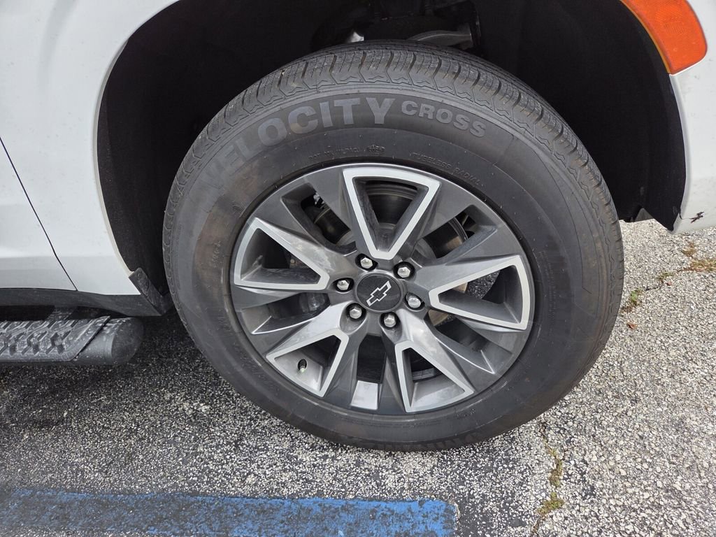 Used 2024 Chevrolet Suburban Z71 w/ Luxury Package image 2