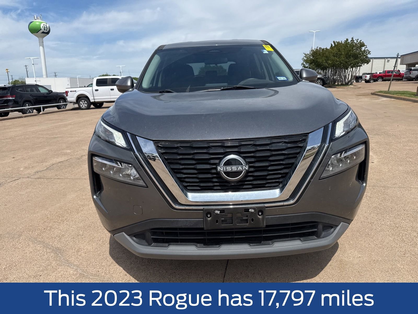 Used 2023 Nissan Rogue SV image 2