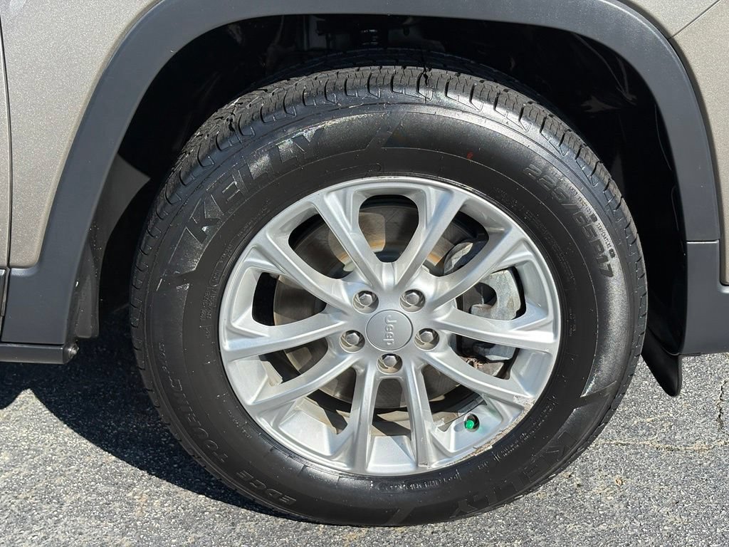 Used 2019 Jeep Cherokee Latitude w/ Popular Appearance Group AWD/4WD image 29