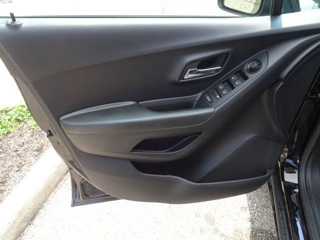 Used 2022 Chevrolet Trax LS w/ Tint and Cruise Package AWD/4WD image 9