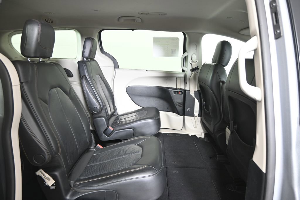 Used 2020 Chrysler Pacifica Touring-L image 15