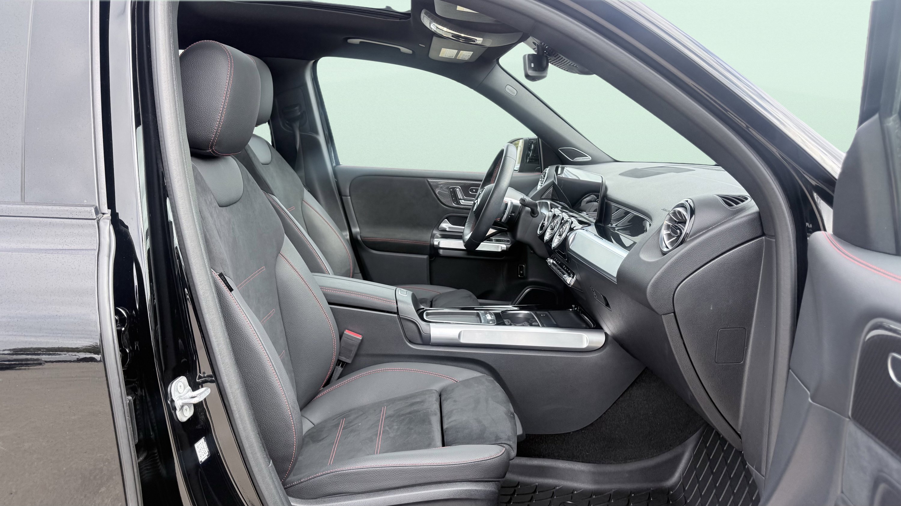 Used 2024 Mercedes-Benz GLB 250 image 44