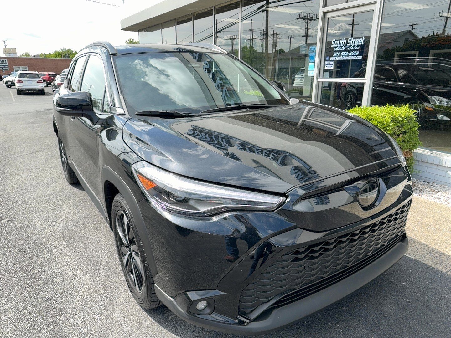 Used 2024 Toyota Corolla Cross AWD Hybrid image 2