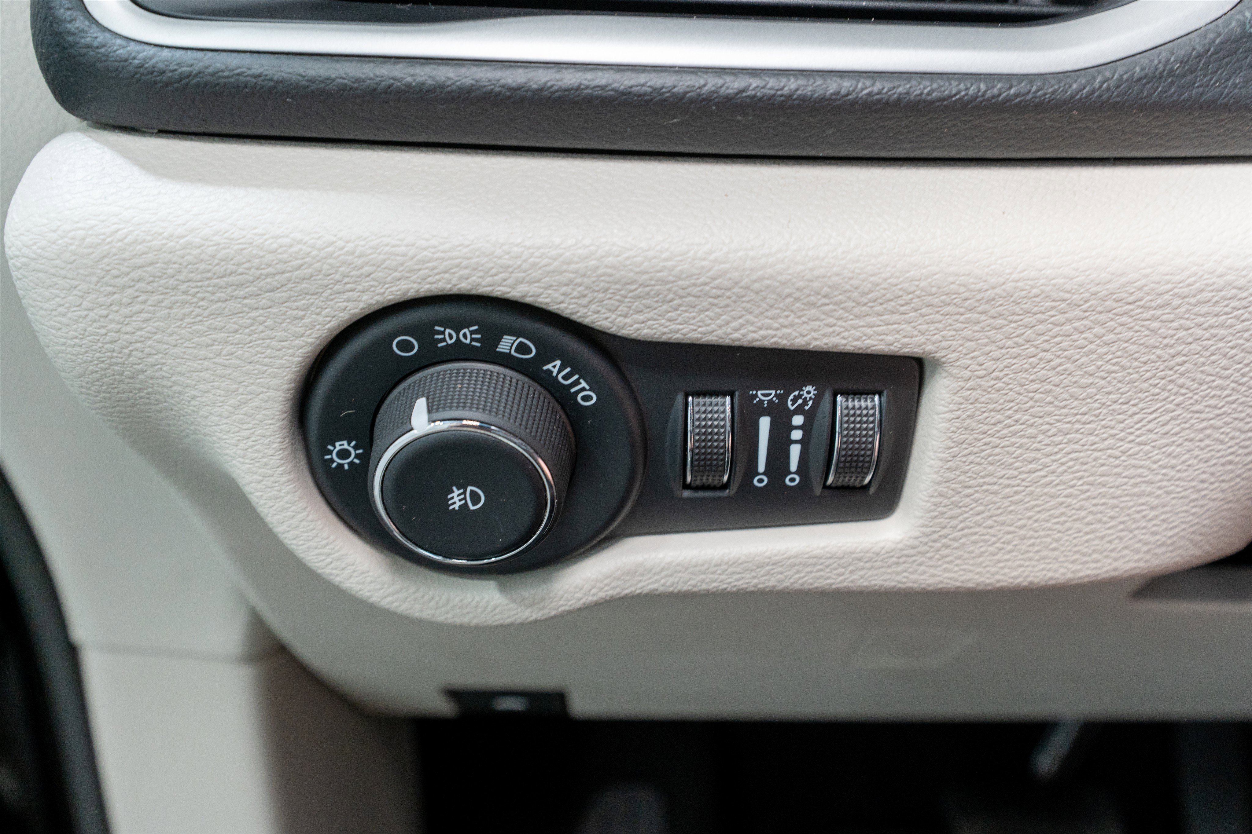 Used 2024 Chrysler Pacifica Touring-L image 30