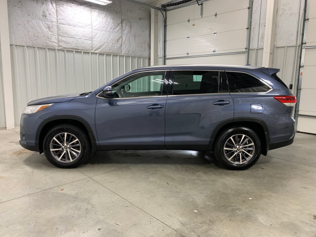 Used 2019 Toyota Highlander XLE AWD/4WD image 3