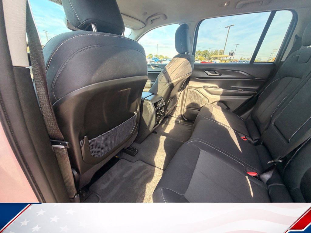 Used 2023 Jeep Grand Cherokee Laredo AWD/4WD image 16