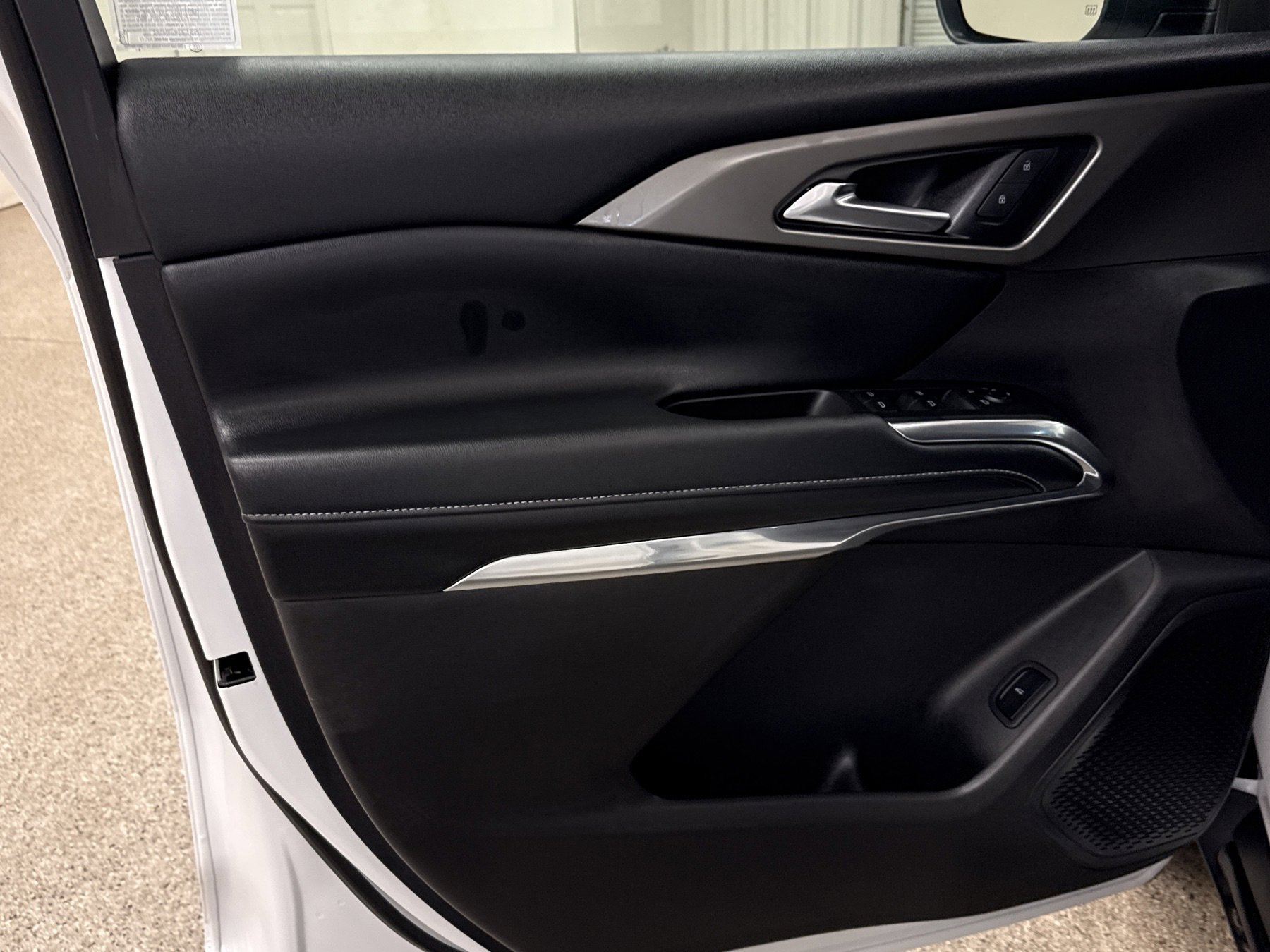 Used 2025 Chevrolet Traverse LT w/ LPO, Roadside Safety Package image 3