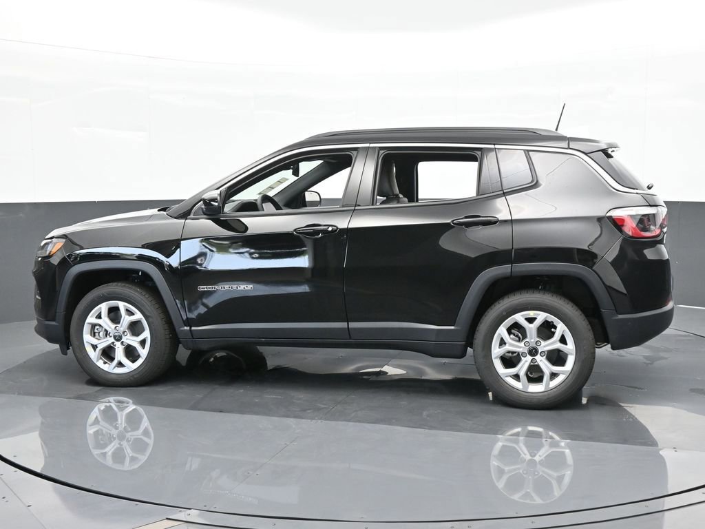 Used 2025 Jeep Compass Latitude image 3