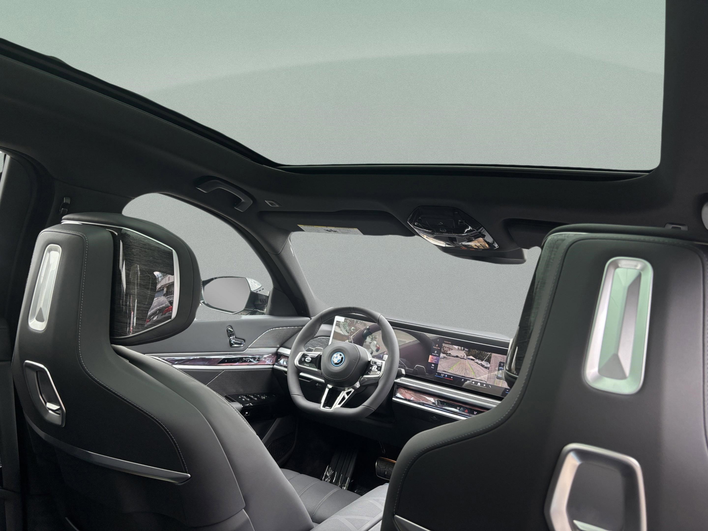 New 2026 BMW 750e xDrive image 36