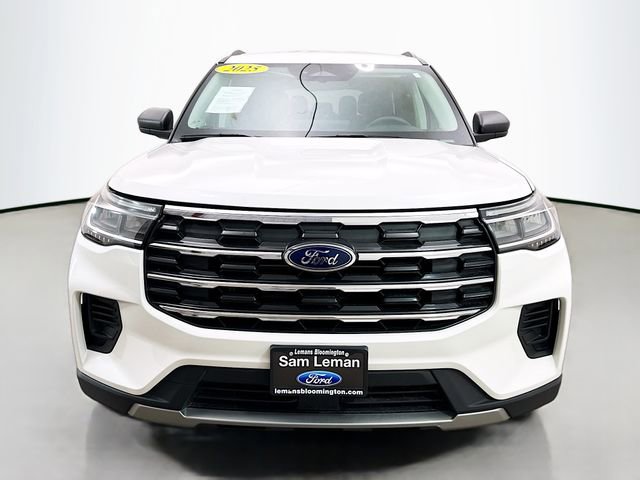 Used 2025 Ford Explorer Active AWD/4WD image 2