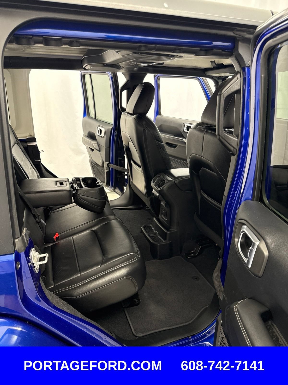 Used 2018 Jeep Wrangler Unlimited Sahara w/ Cold Weather Group AWD/4WD image 30