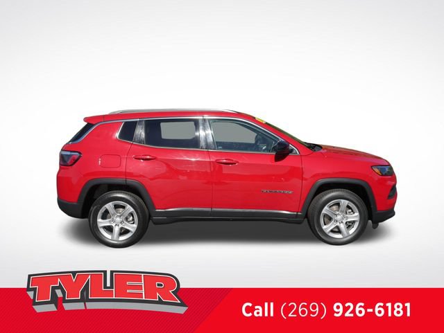 Used 2024 Jeep Compass Latitude AWD/4WD image 9