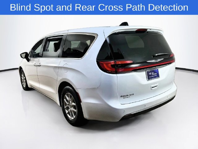 Used 2024 Chrysler Pacifica Touring-L FWD image 7