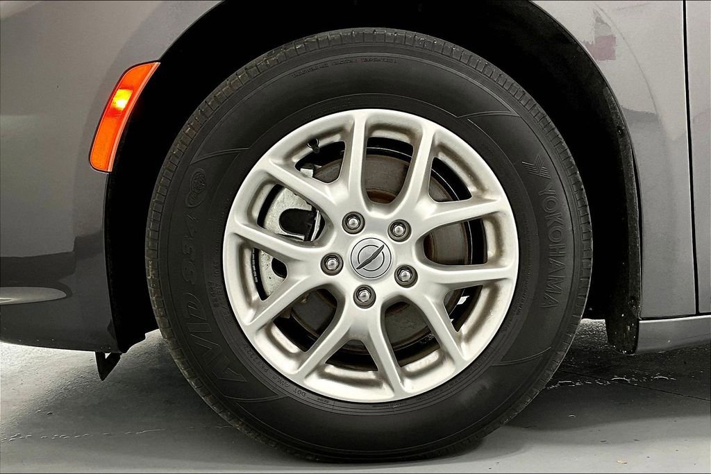Used 2023 Chrysler Pacifica Touring-L FWD image 11
