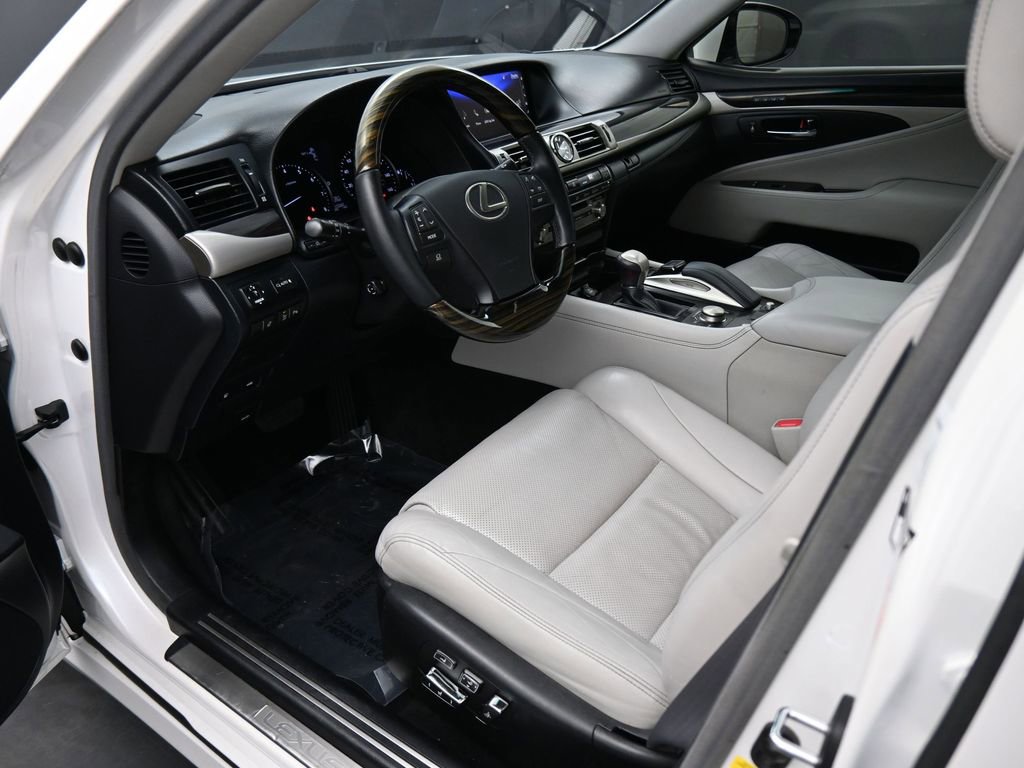 Used 2016 Lexus LS 460 w/ Comfort Package image 2