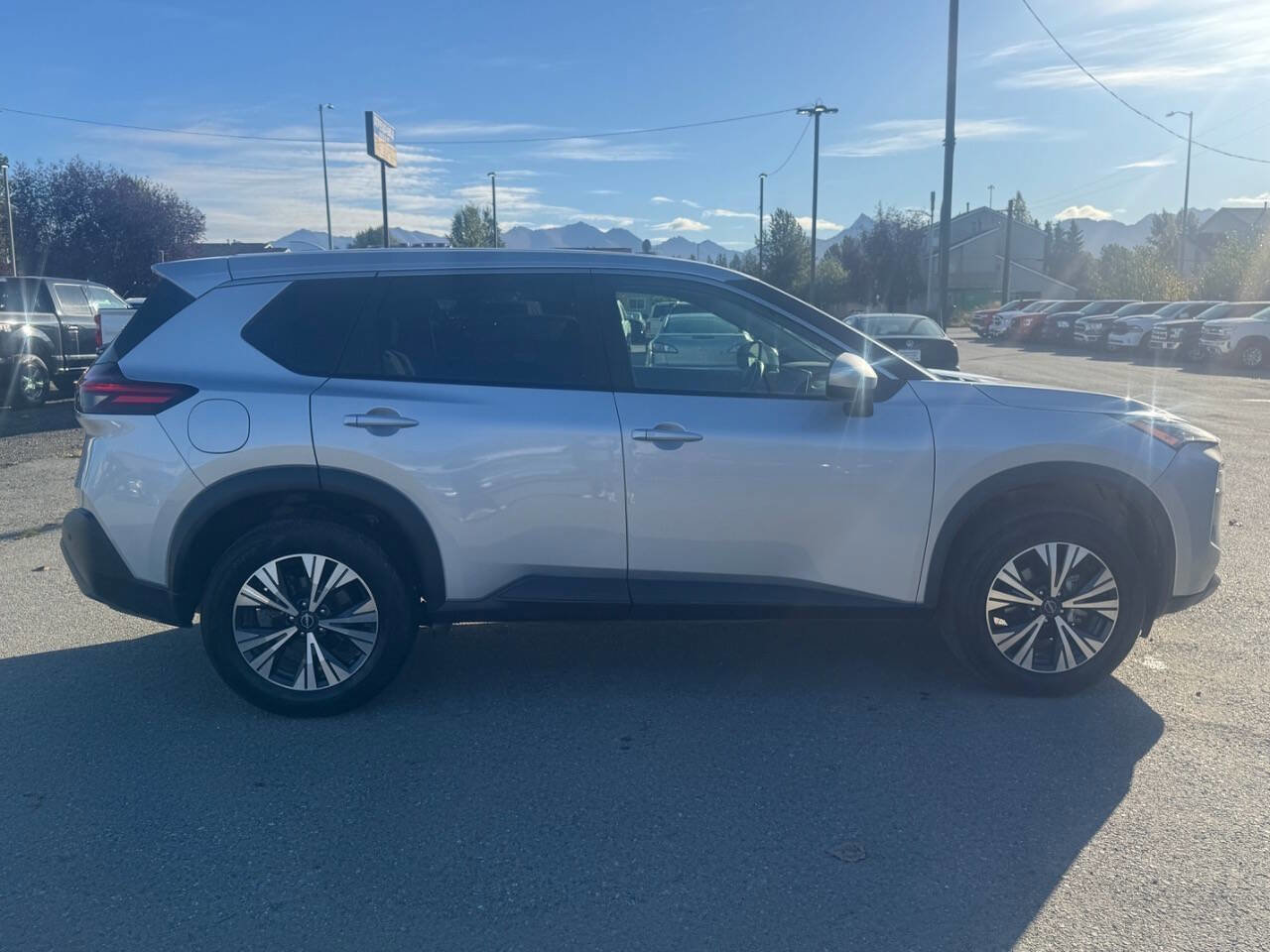 Used 2023 Nissan Rogue SV image 4