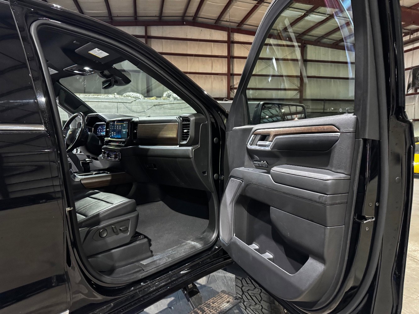 Used 2022 Chevrolet Silverado 1500 High Country image 25