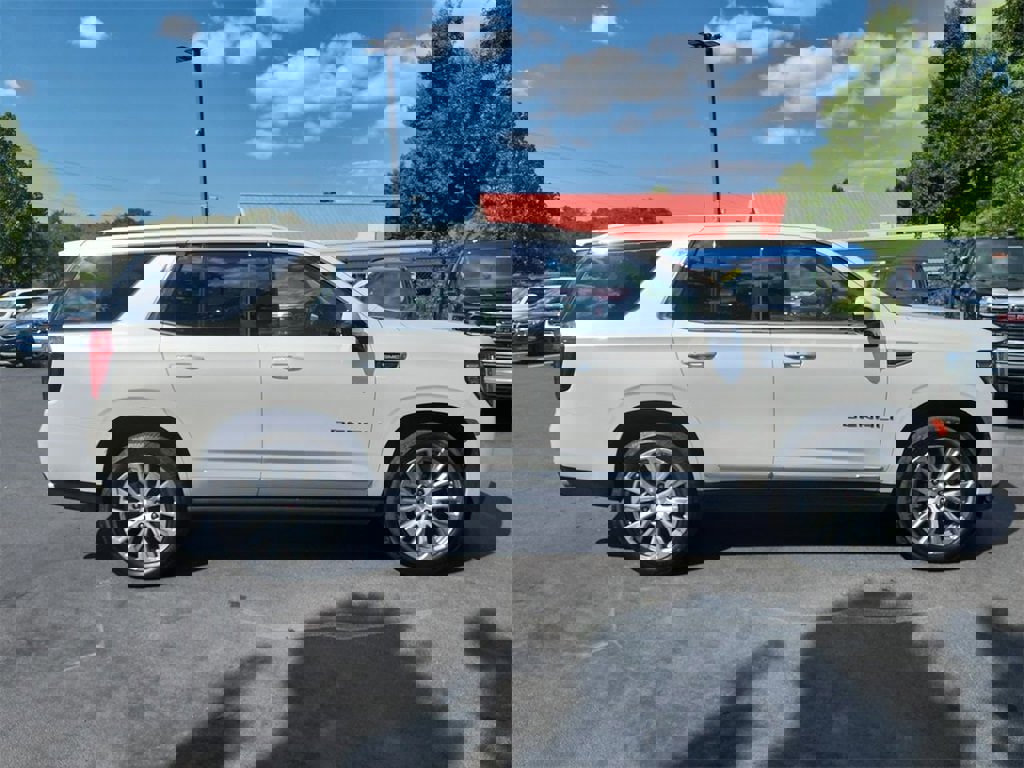 Used 2022 GMC Yukon Denali w/ Advanced Technology Package image 10