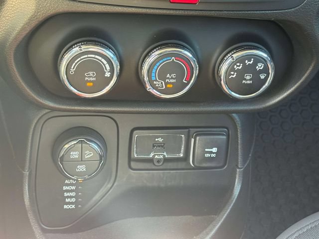 Used 2017 Jeep Renegade Trailhawk AWD/4WD image 33