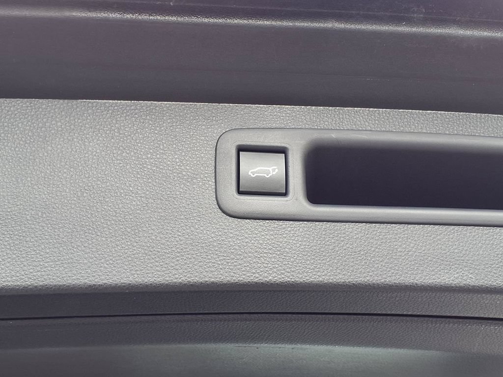 Used 2022 Toyota Highlander LE FWD image 20