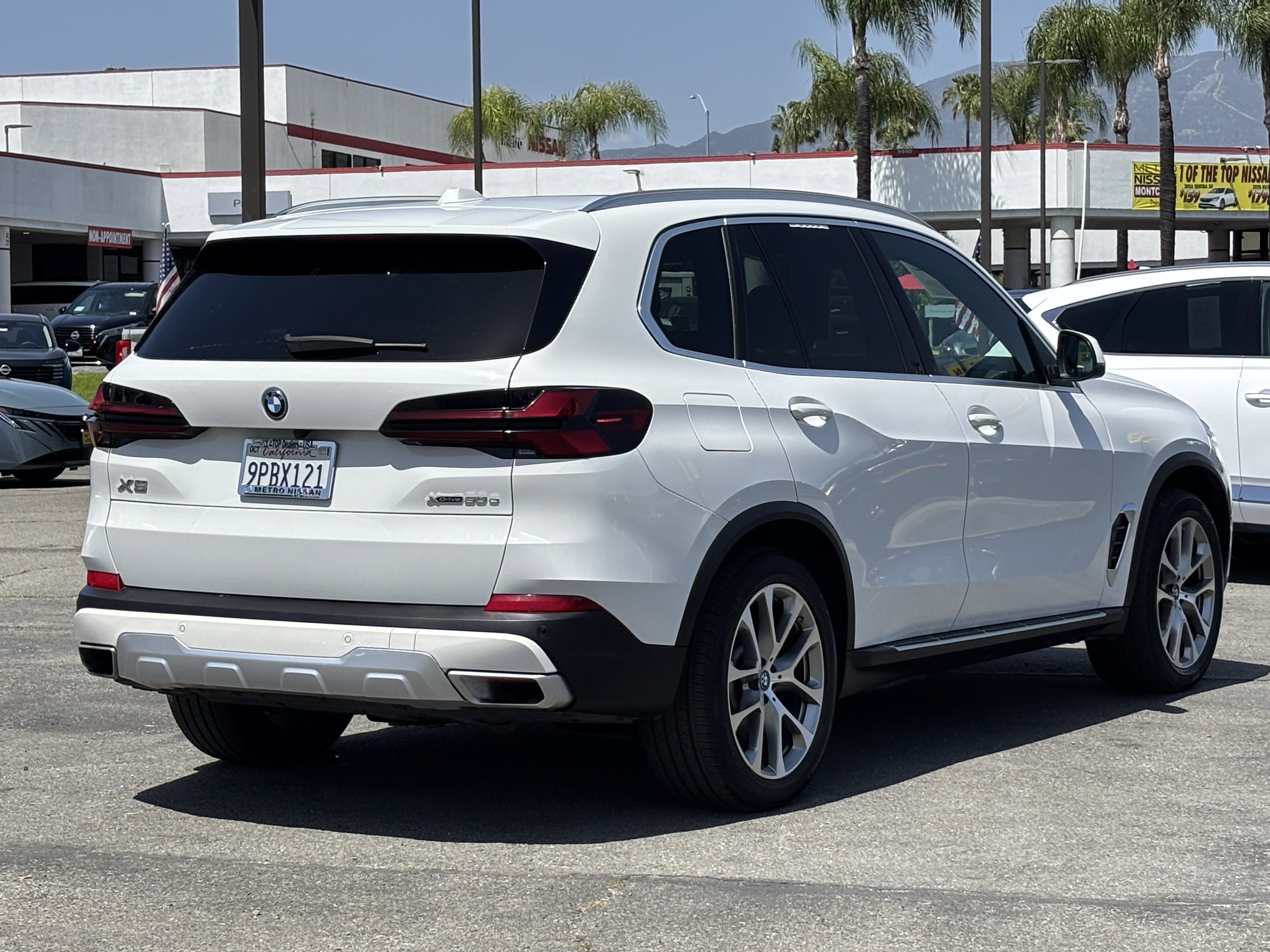 Used 2025 BMW X5 xDrive50e AWD/4WD image 3