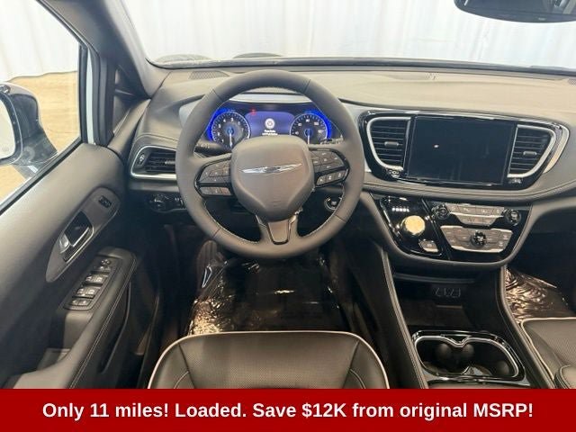 Used 2025 Chrysler Pacifica Limited FWD image 16