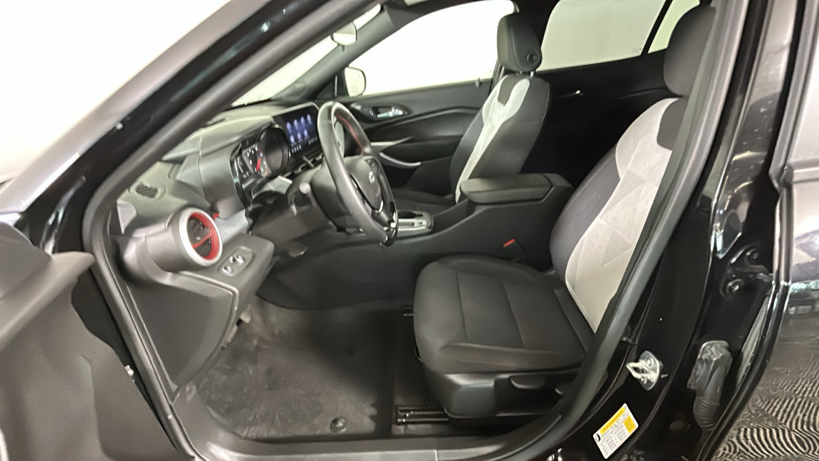 Used 2024 Chevrolet Trax RS w/ Driver Confidence Package FWD image 14