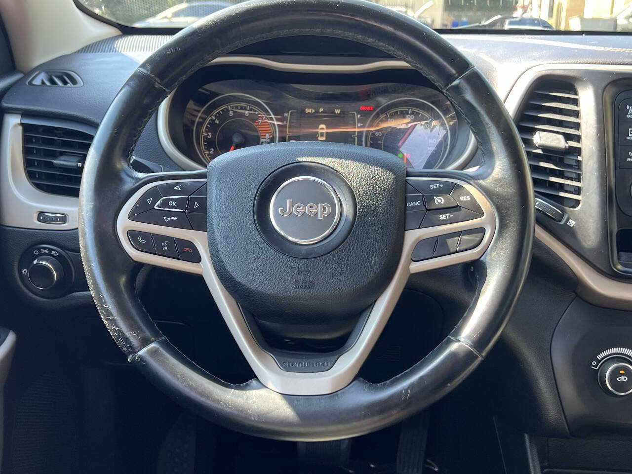 Used 2017 Jeep Cherokee Sport image 15