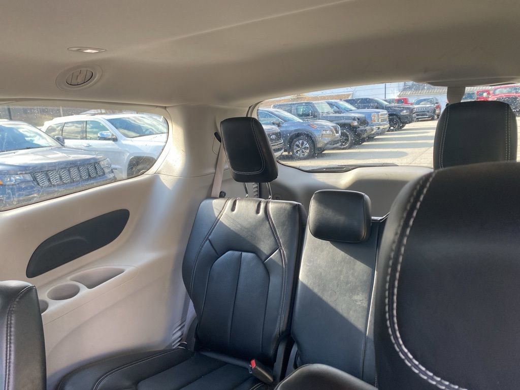 Used 2024 Chrysler Pacifica Touring-L image 8