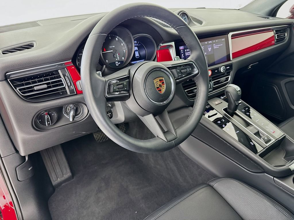 Certified 2025 Porsche Macan AWD/4WD image 4