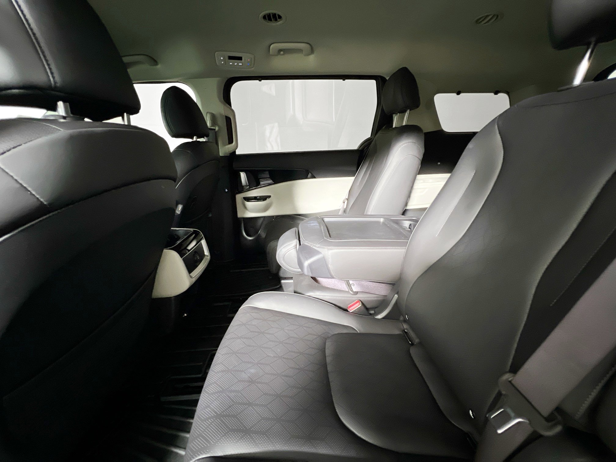 Used 2024 Kia Carnival EX image 29