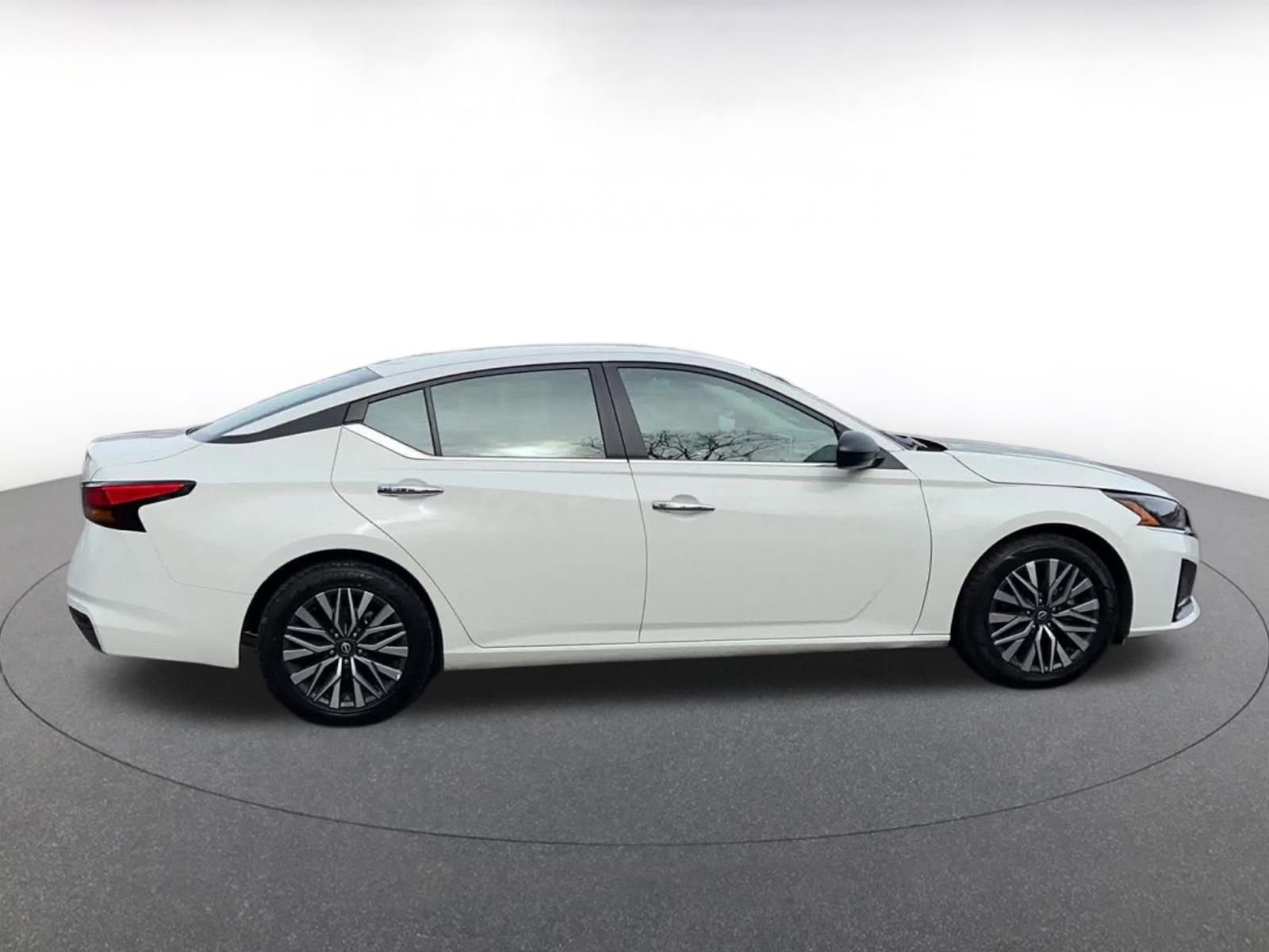 Used 2025 Nissan Altima 2.5 SV image 15