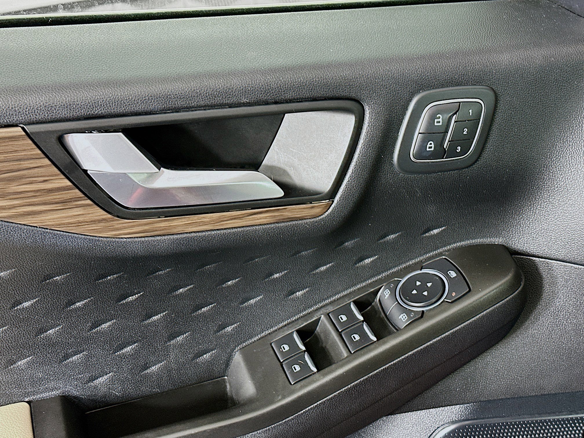 Used 2020 Ford Escape Titanium image 15