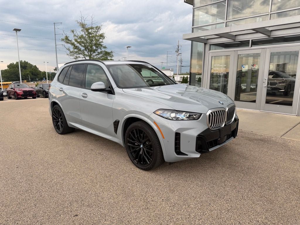Used 2026 BMW X5 xDrive40i w/ M Sport Package AWD/4WD image 1