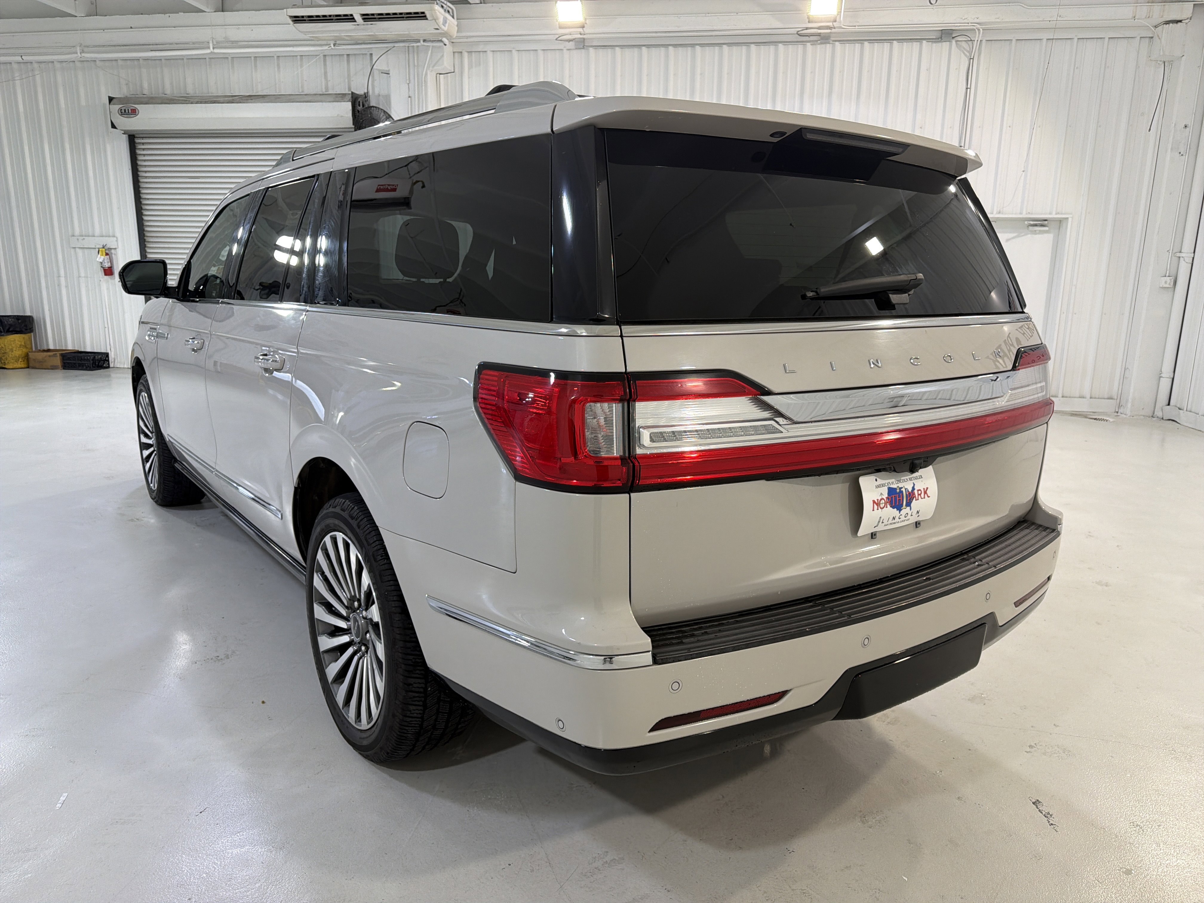 Used 2020 Lincoln Navigator L Reserve w/ Luxury Package AWD/4WD image 3