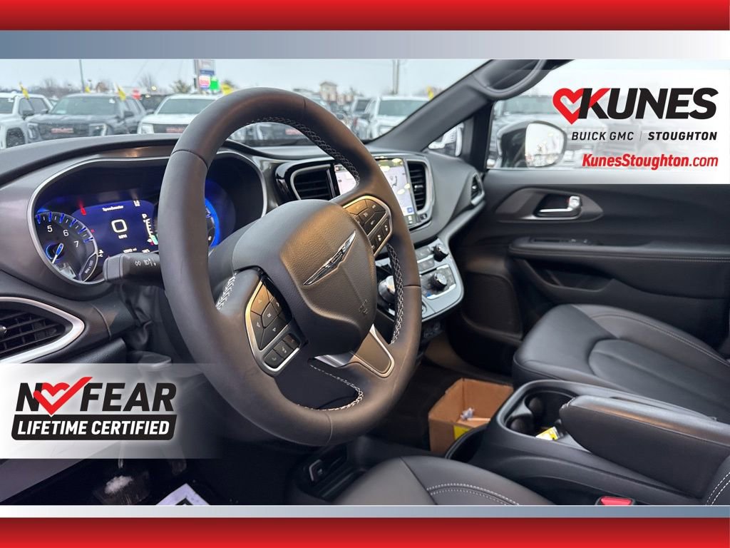 Used 2025 Chrysler Pacifica Select image 21