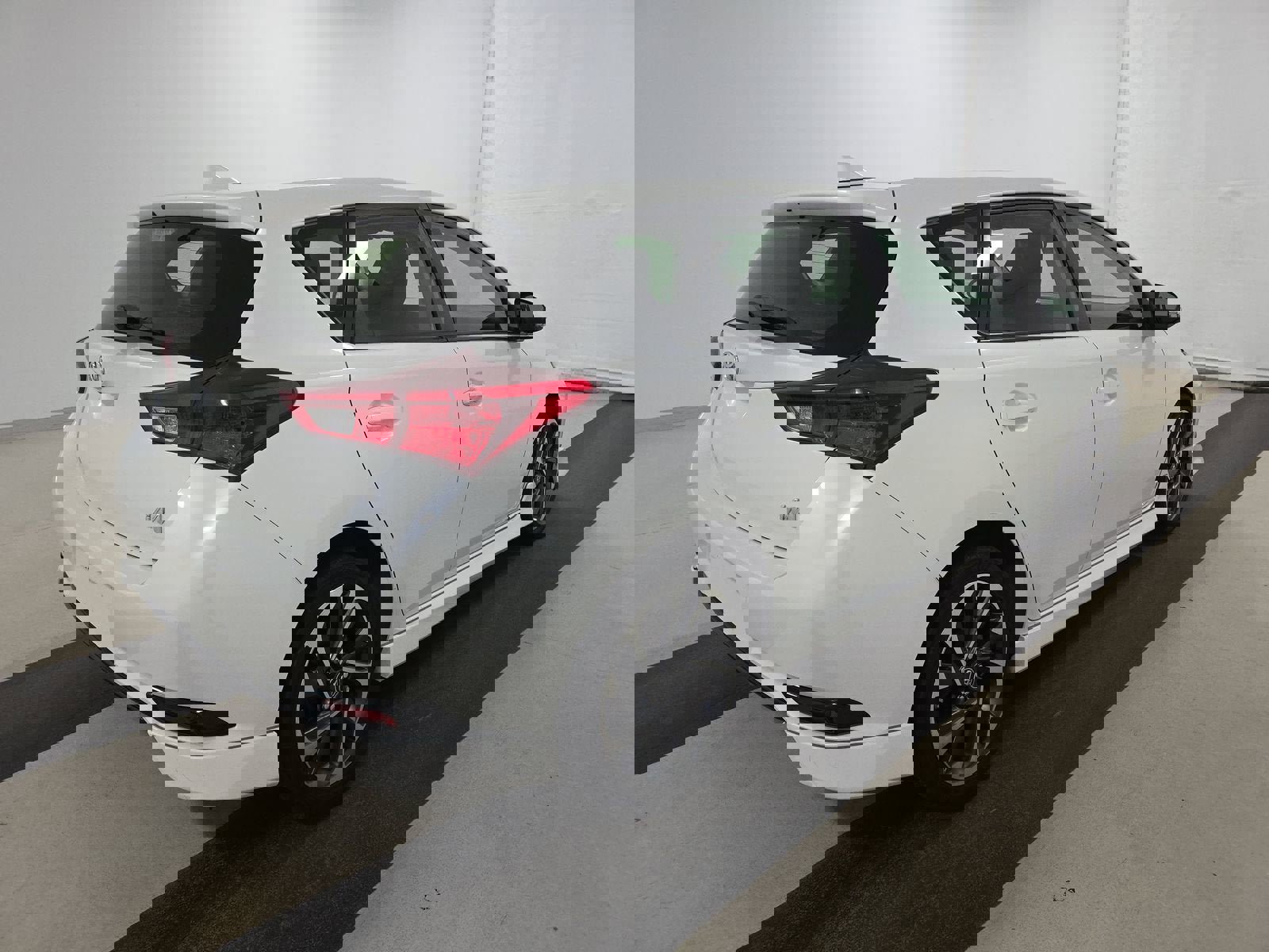 Used 2018 Toyota Corolla iM w/ Carpet Mat Package (TMS) image 3