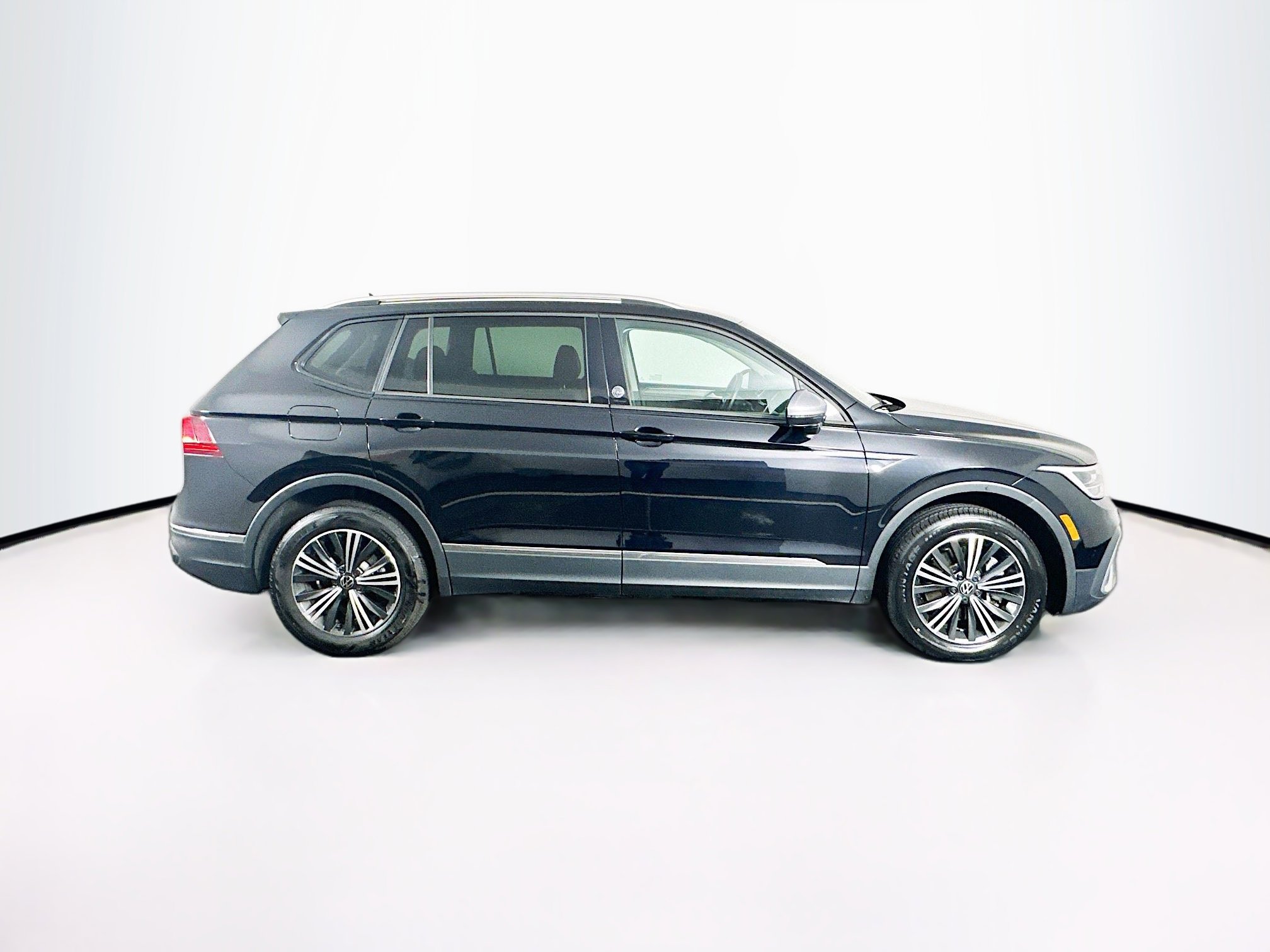 Used 2024 Volkswagen Tiguan SE image 10