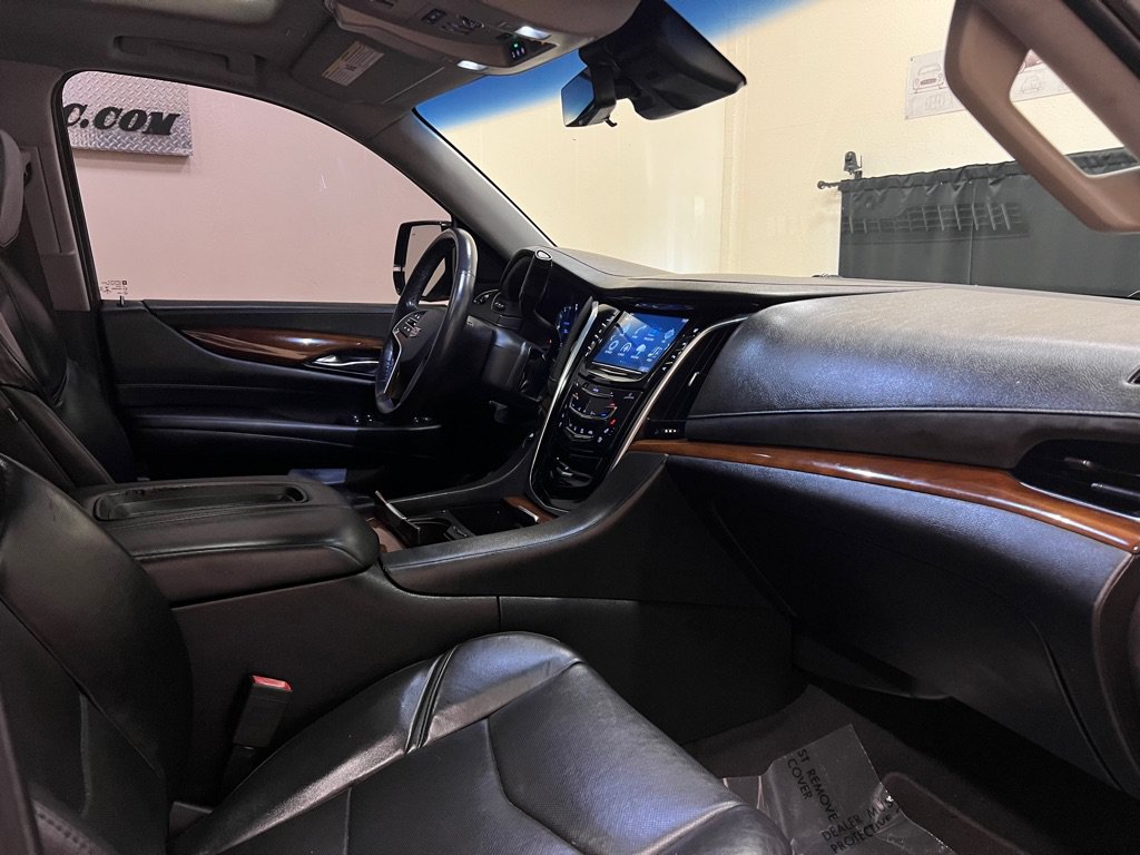 Used 2018 Cadillac Escalade Luxury RWD image 32